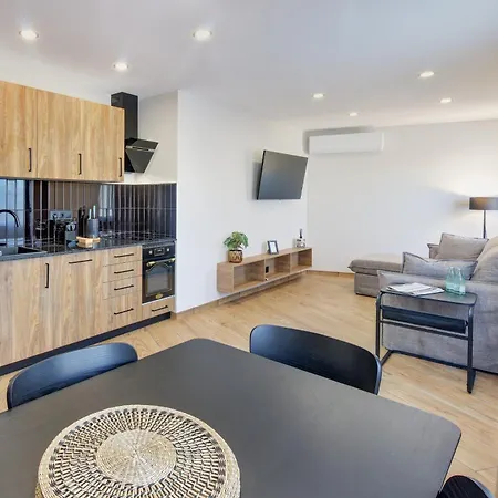 Lagom New, 5 Min Walk From The Sea Albergue